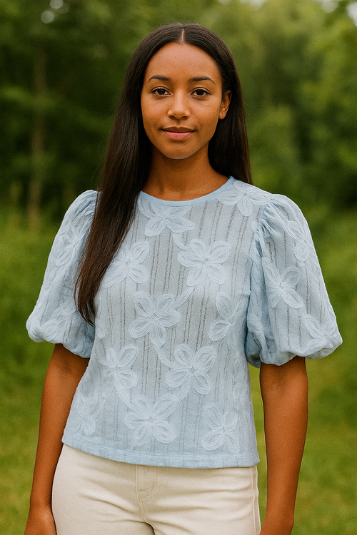Blouse bleu ciel en dentelle florale texturée